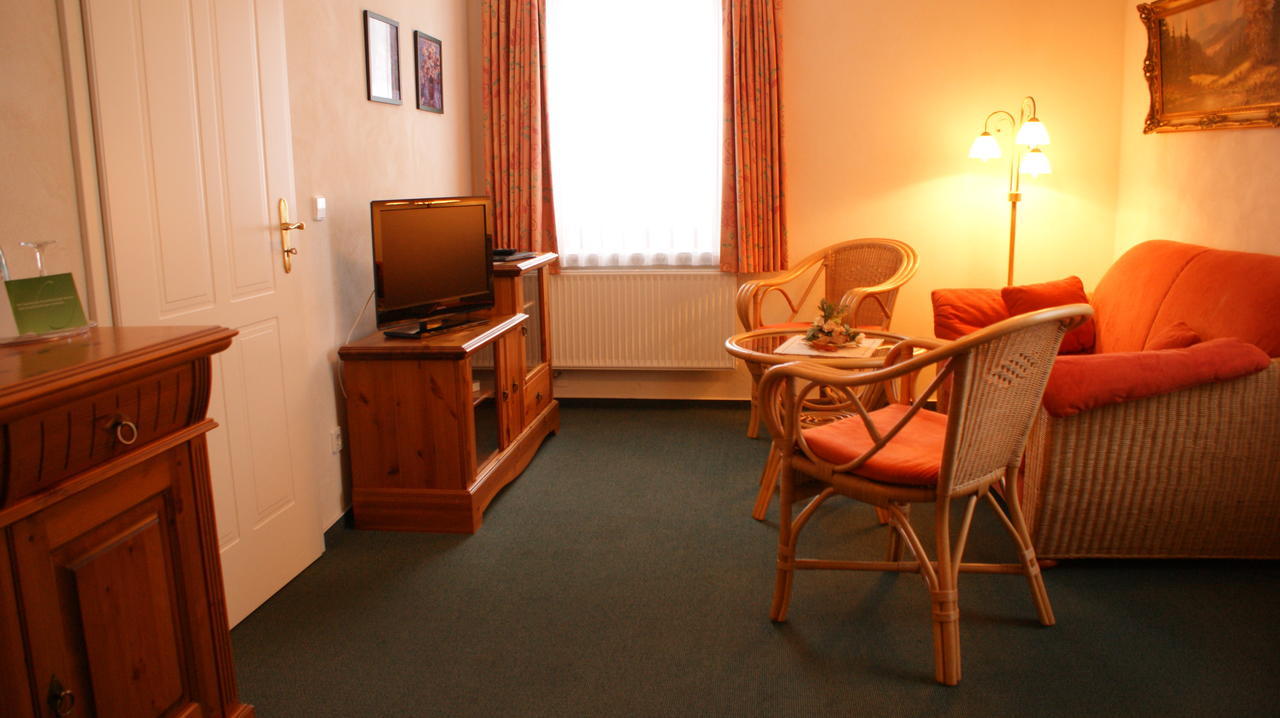 Landhotel Loenskrug Hellental Room photo
